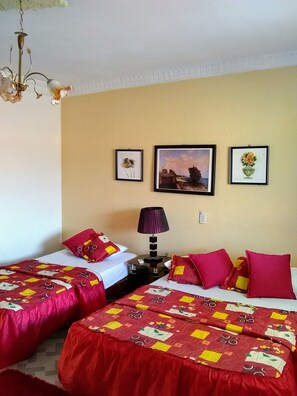 Comfort driepersoonskamer, balkon, in toren | Een kluis op de kamer, een laptopwerkplek, verduisterende gordijnen