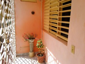 Comfort Twin kamer, terras, uitzicht op de binnenplaats | Een kluis op de kamer, een laptopwerkplek, verduisterende gordijnen