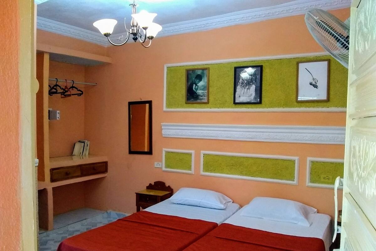 Comfort Twin kamer, terras, uitzicht op de binnenplaats | Een kluis op de kamer, een laptopwerkplek, verduisterende gordijnen