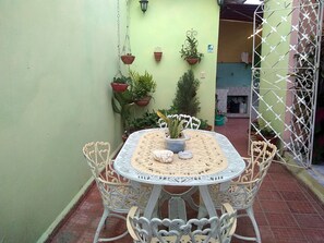 Comfort Twin kamer, terras, uitzicht op de binnenplaats | Terras