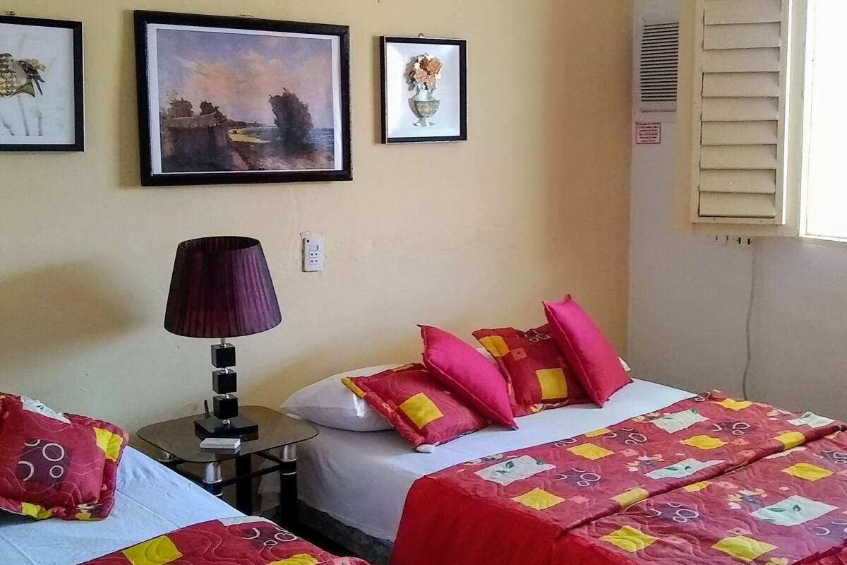 Comfort driepersoonskamer, balkon, in toren | Een kluis op de kamer, een laptopwerkplek, verduisterende gordijnen