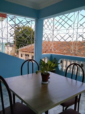 Comfort driepersoonskamer, balkon, in toren | Een kluis op de kamer, een laptopwerkplek, verduisterende gordijnen