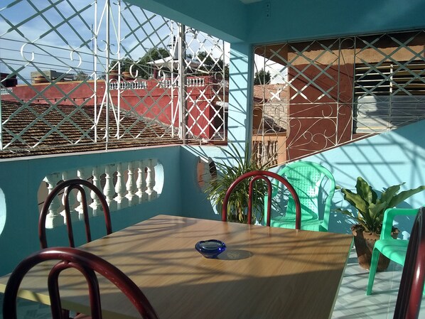 Comfort driepersoonskamer, balkon, in toren | Een kluis op de kamer, een laptopwerkplek, verduisterende gordijnen