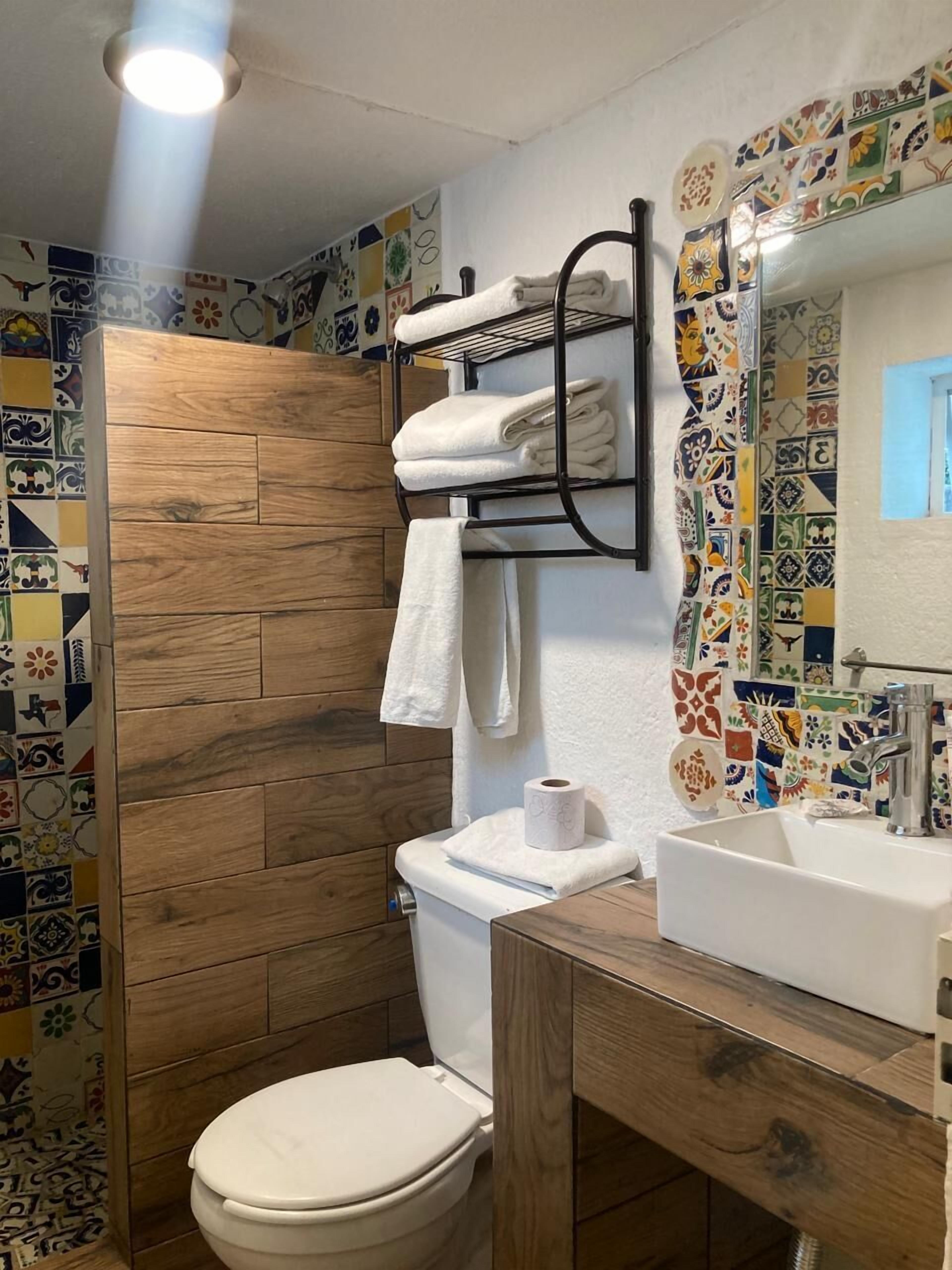 Habitación familiar | Baño | Ducha, cabezal de ducha tipo lluvia, secador de pelo y toallas
