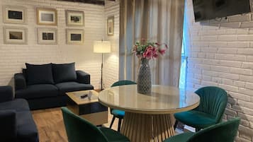 Chambre Familiale | Coin séjour | TV connectée de 32 pouces avec chaînes numériques, télévision