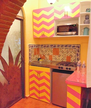 Family Room | Private kitchen | Microwave, oven, stovetop, cookware/dishes/utensils - Suites Portal San Ángel (Mexico City)