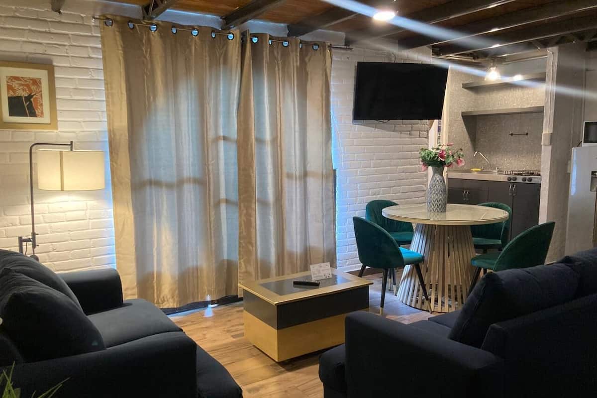 Family Room | Desk, free WiFi, bed sheets