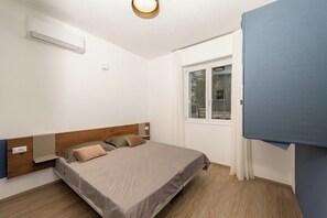 2 bedrooms, in-room safe, iron/ironing board, free WiFi