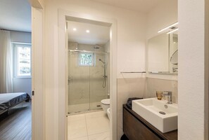 Shower, hair dryer, bidet - The View-Wind:design apt. with terrace lake view (Baveno)