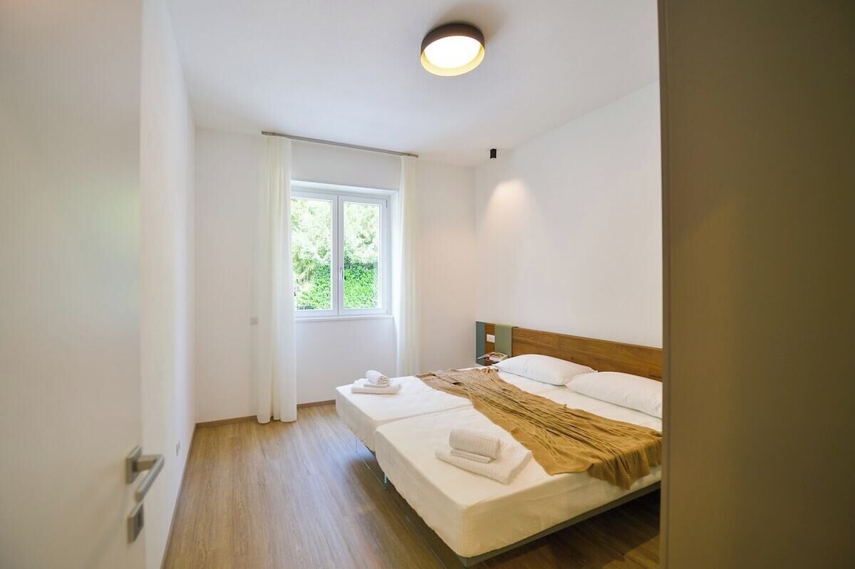 2 chambres, coffres-forts dans les chambres, fer et planche à repasser