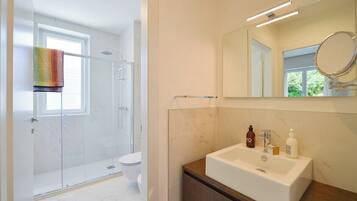 Douche, sĂšche-cheveux, bidet