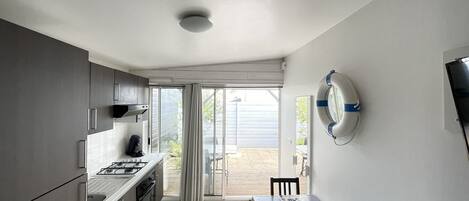 Geladeira, micro-ondas, fogão, cooktop