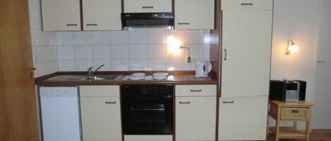 Frigorífico, microondas, horno y lavavajillas