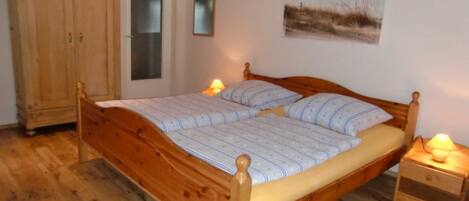 3 bedrooms, travel cot, WiFi