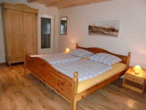 3 bedrooms, travel crib, WiFi