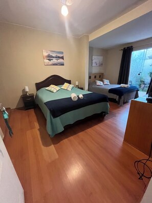 Familienzimmer, Gartenblick | Hochwertige Bettwaren, Daunenbettdecken, Schreibtisch