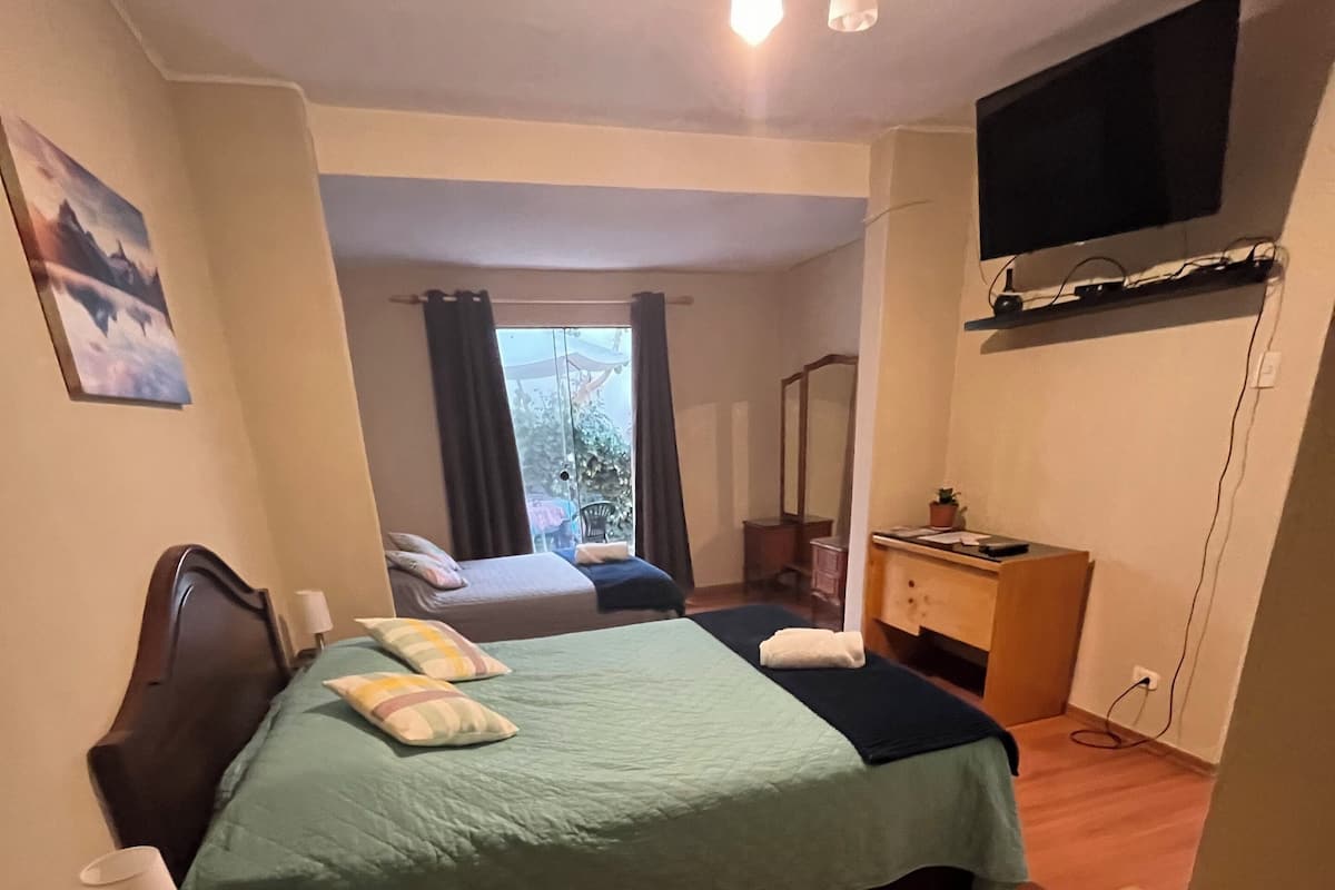 Familiekamer, uitzicht op tuin | 1 slaapkamer, luxe beddengoed, donzen dekbedden, een bureau