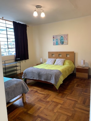 Economy Twin Room, 1 Bedroom | Premium bedding, down comforters, desk, laptop workspace - Uli's House (Lima)