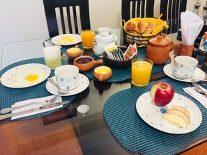 Tägliches inbegriffenes kontinentales Frühstück