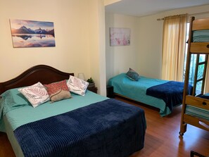 Familienzimmer, Gartenblick | Hochwertige Bettwaren, Daunenbettdecken, Schreibtisch