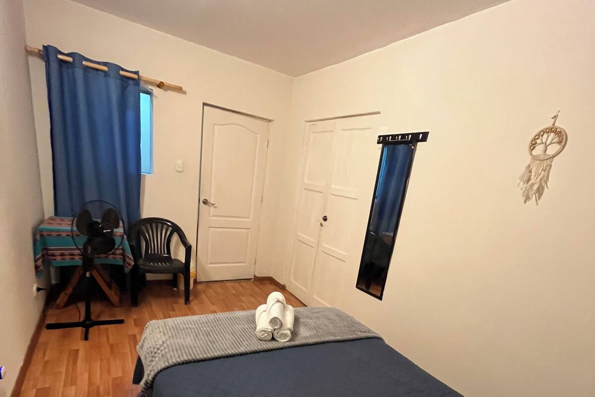 Economy tweepersoonskamer | 1 slaapkamer, luxe beddengoed, donzen dekbedden, een bureau
