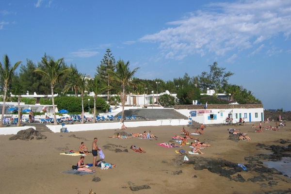 Beach nearby, white sand, sun loungers, beach umbrellas