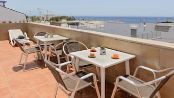 Una spiaggia nelle vicinanze, sabbia bianca, lettini da mare, ombrelloni