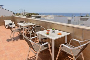 Nær stranden, hvit sand, solsenger og parasoller