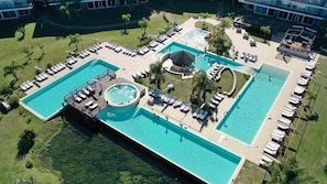 Piscine couverte, 6 piscines extérieures, chaises longues