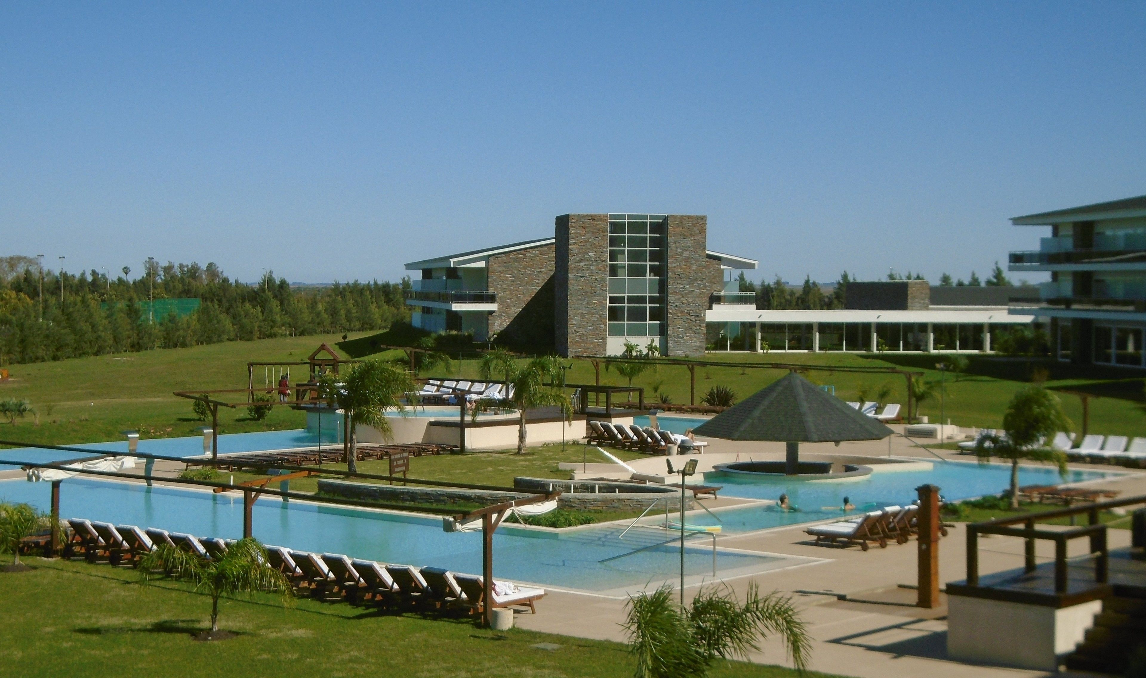 Piscine couverte, 6 piscines extérieures, chaises longues