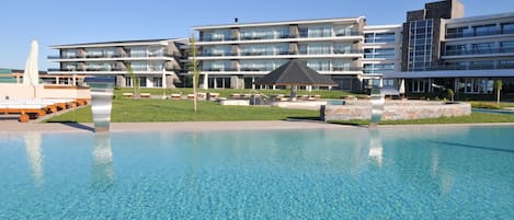 실내 수영장, 6 개의 야외 수영장, 일광욕 의자