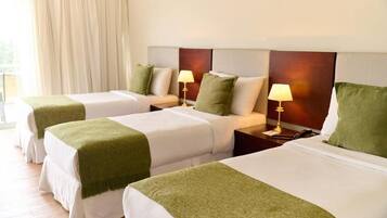 Chambre Triple Classique | Minibar, coffres-forts dans les chambres, décoration personnalisée