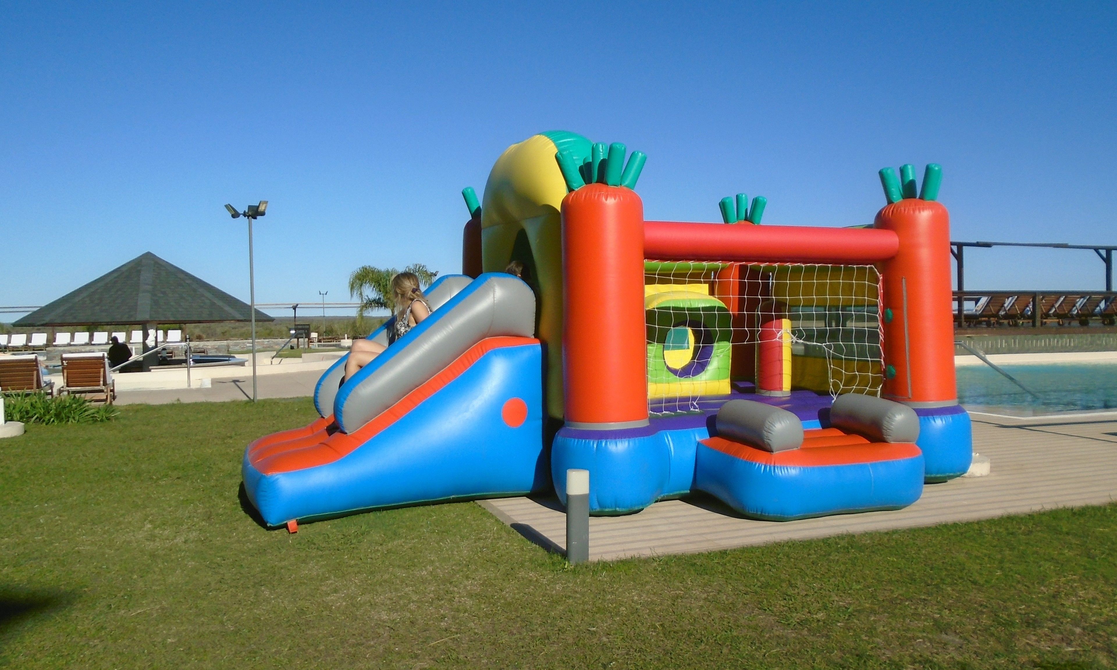 Piscina interna, 6 piscinas externas, espreguiçadeiras