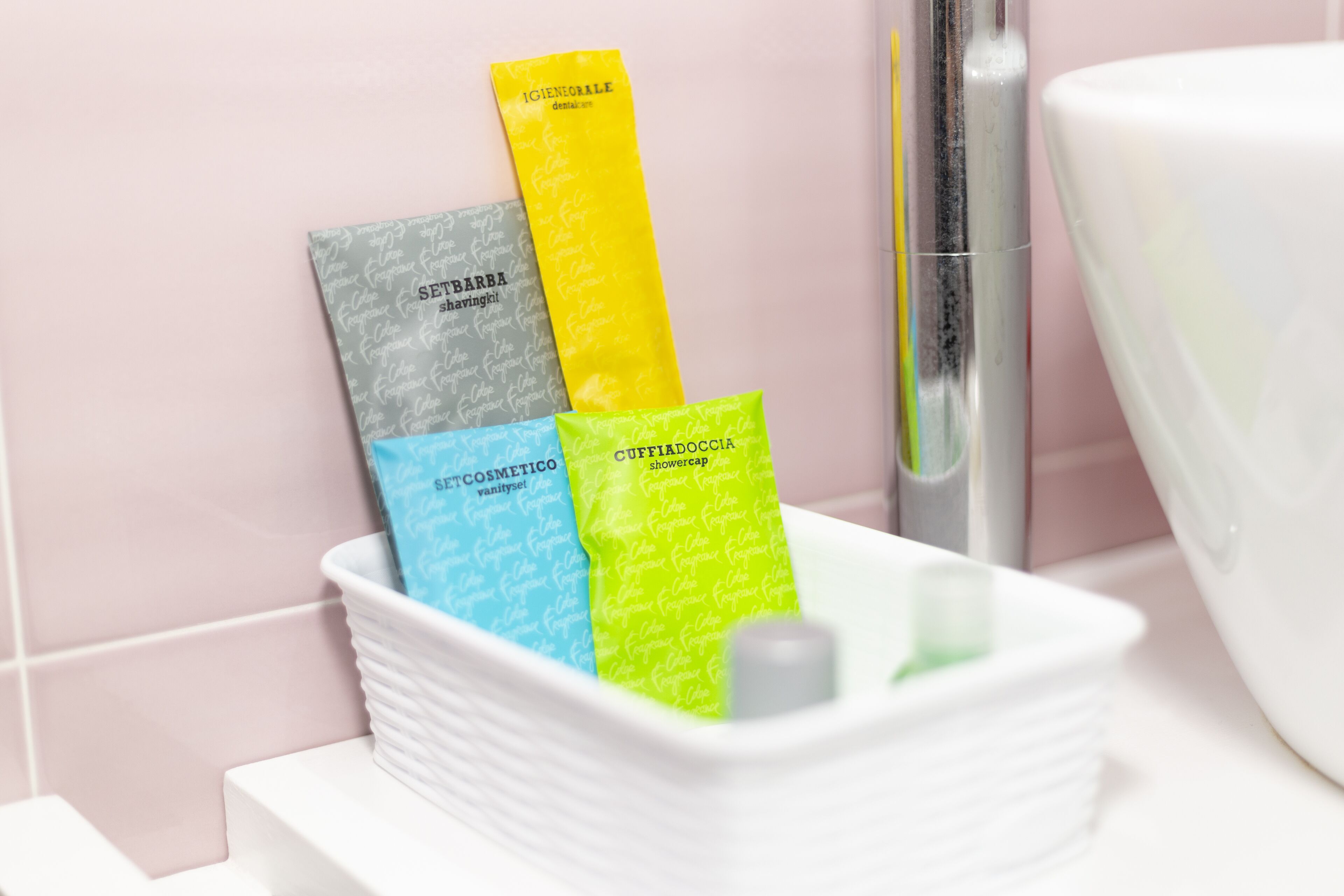 Un lavabo de salle de bain avec des articles de toilette rangés dans un porte-savon.