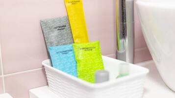 Un lavabo de salle de bain avec des articles de toilette rangés dans un porte-savon.