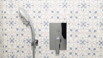 Comfort Double or Twin Room (Maldive) | Bathroom shower
