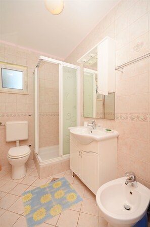 Bathroom | Shower