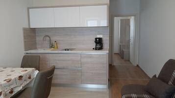 Apartment (A4) | Eigene Küche | Kühlschrank, Ofen, Herdplatte, Espressomaschine