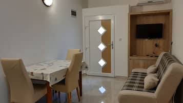 Appartement (A3) | Woonkamer | Televisie
