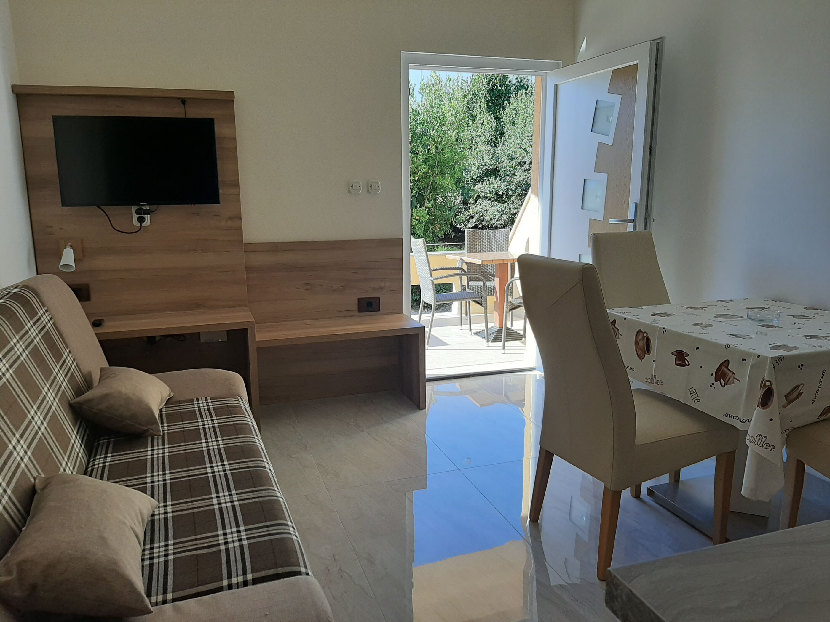 Apartment (A6) | Wohnzimmer | Fernseher