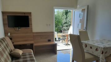Apartment (A6) | Wohnzimmer | Fernseher