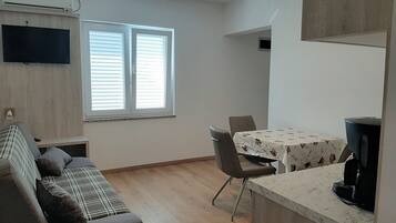 Apartment (A4) | Wohnzimmer | Fernseher