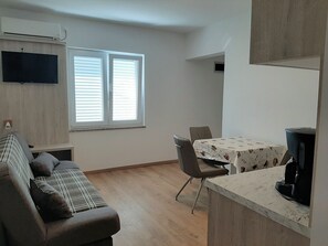 Apartment (A4) | Living room | TV - Apartments EDO (Novalja)