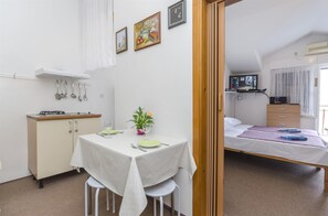Cocina privada | Frigorífico, microondas, placa de cocina y máquina de café espresso