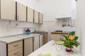 Cuisine privée | Réfrigérateur, micro-ondes, plaque de cuisson, cafetière/bouilloire