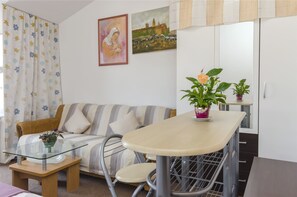 Tabla de planchar con plancha, wifi gratis, ropa de cama