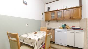 Private kitchen | Fridge, microwave, oven, stovetop