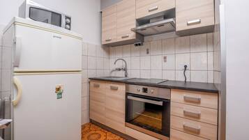 Căn hộ (A2) | Bếp riêng | Tủ lạnh, lò vi sóng, lò nướng, bếp nấu