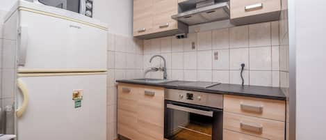 Appartement (A2) | Cuisine privée | Réfrigérateur, four à micro-ondes, un four, surface de cuisson