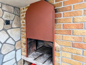 A stone and brick wall with a metal structure. - Apartments Luka (Rogoznica)
